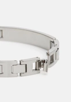 Voorkant -Clothing hand 9d6ee56933bc44c380eea6268d5c164b