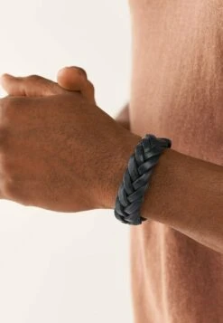 Voorkant -Clothing hand c67a33918b82412b836da214621053c2