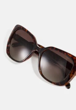 Fossil Zonnebril - Havana -Clothing hand d23930c6ba5e401b970df6f4962fd697