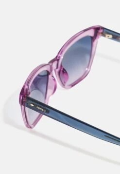 Fossil Zonnebril - Lilac -Clothing hand f8bc4a4291fd4a7ca795de4e4545d07e